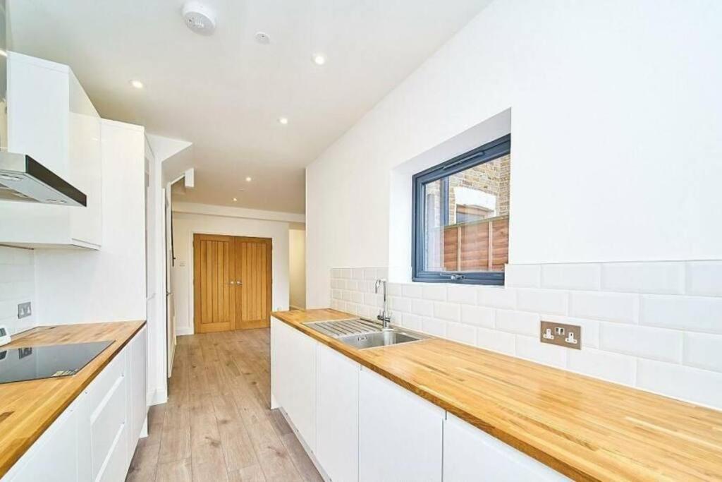 Spacious 4Br House, London, Sleeps 9, Parking Available Kültér fotó