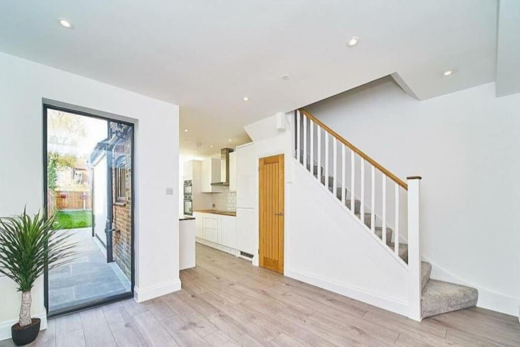 Spacious 4Br House, London, Sleeps 9, Parking Available Kültér fotó