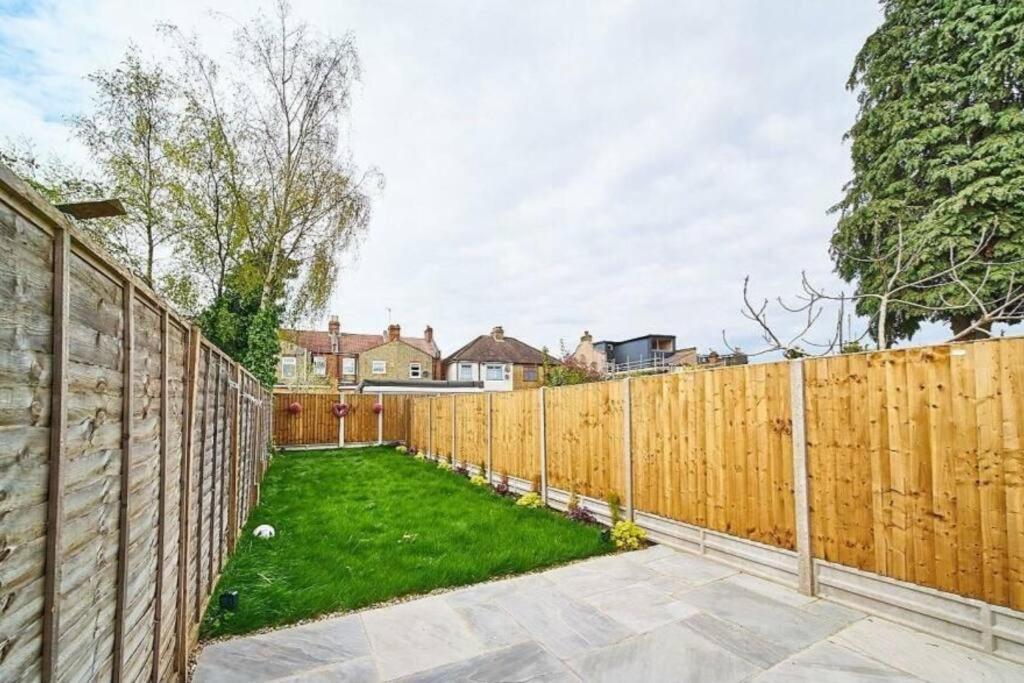 Spacious 4Br House, London, Sleeps 9, Parking Available Kültér fotó
