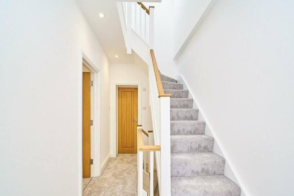 Spacious 4Br House, London, Sleeps 9, Parking Available Kültér fotó