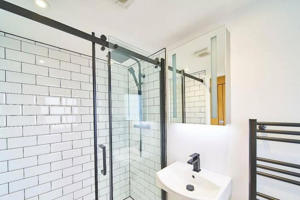 Spacious 4Br House, London, Sleeps 9, Parking Available Kültér fotó