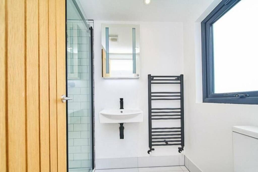 Spacious 4Br House, London, Sleeps 9, Parking Available Kültér fotó
