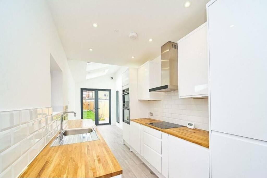 Spacious 4Br House, London, Sleeps 9, Parking Available Kültér fotó
