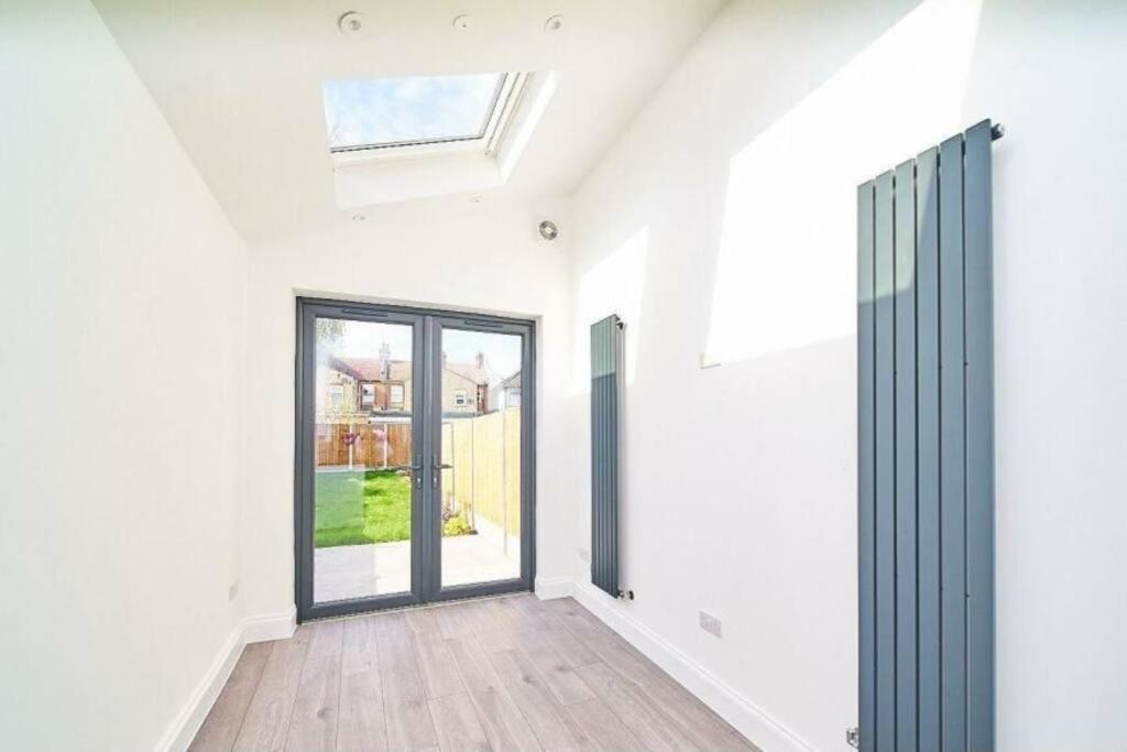 Spacious 4Br House, London, Sleeps 9, Parking Available Kültér fotó
