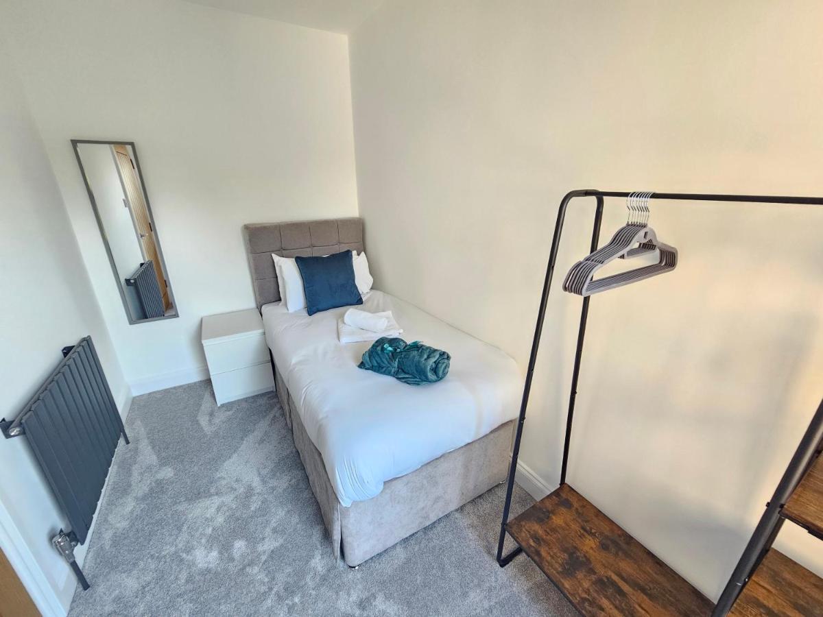 Spacious 4Br House, London, Sleeps 9, Parking Available Kültér fotó