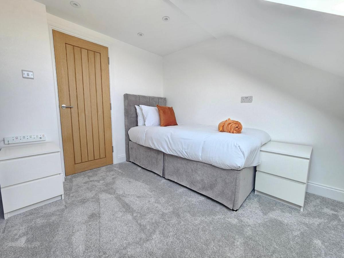 Spacious 4Br House, London, Sleeps 9, Parking Available Kültér fotó